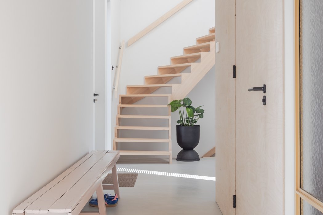 Houten trap schuurwoning