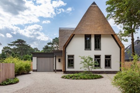 Villa met rieten dak Bergen